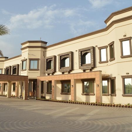 Midway Hotel & Restaurant Sadiqabad Esterno foto