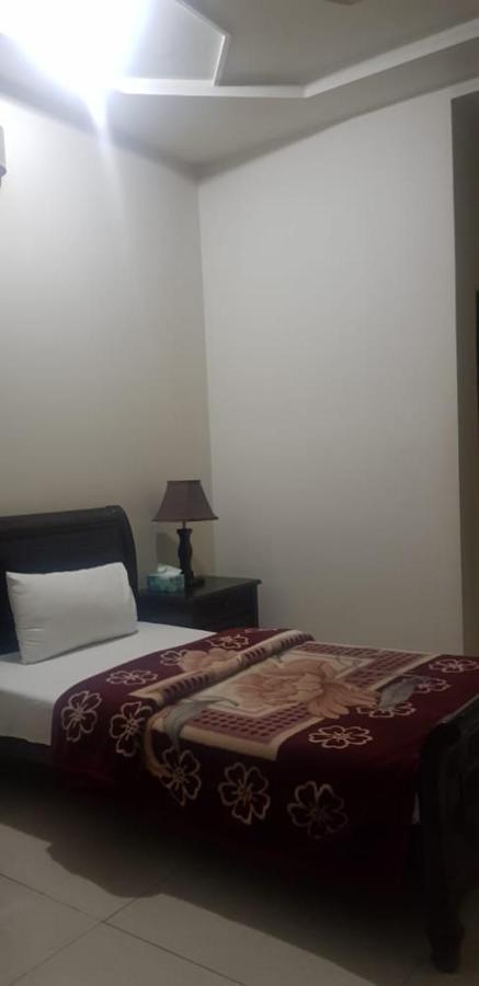 Midway Hotel & Restaurant Sadiqabad Esterno foto