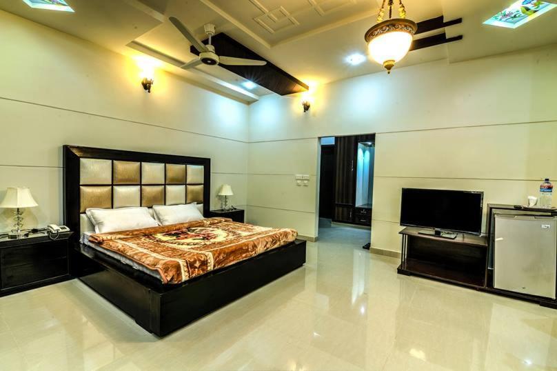 Midway Hotel & Restaurant Sadiqabad Esterno foto