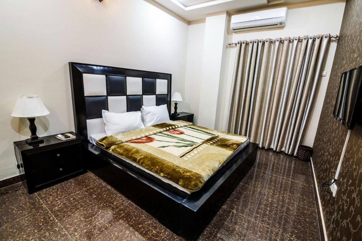 Midway Hotel & Restaurant Sadiqabad Esterno foto