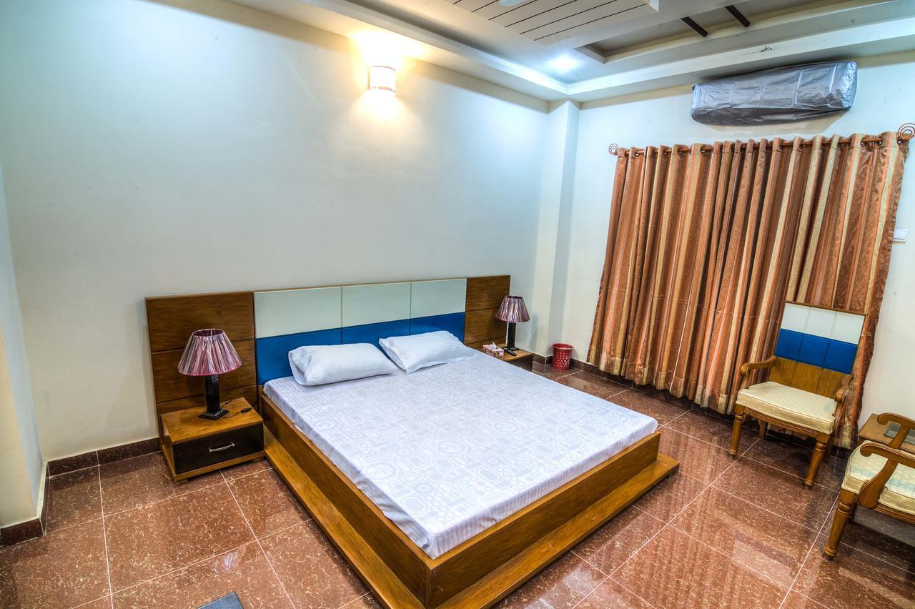 Midway Hotel & Restaurant Sadiqabad Esterno foto