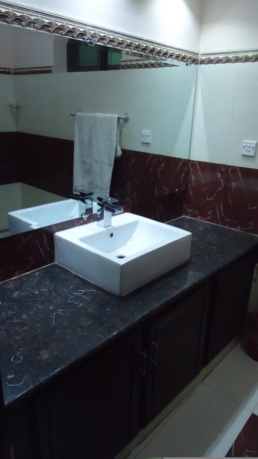 Midway Hotel & Restaurant Sadiqabad Esterno foto