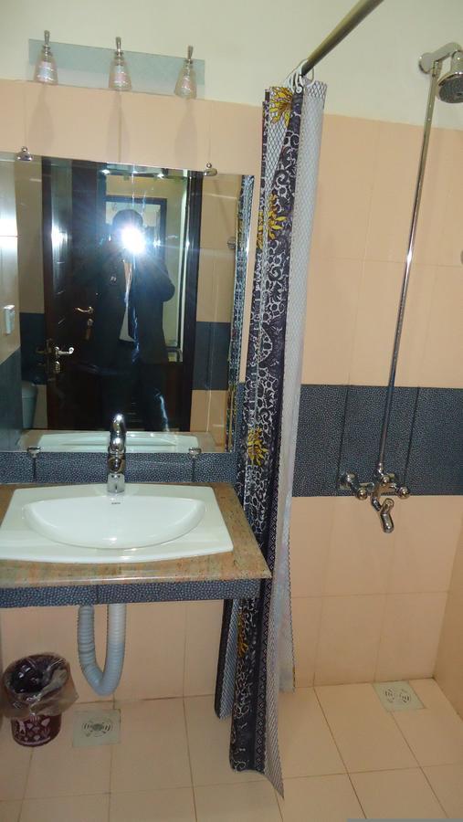 Midway Hotel & Restaurant Sadiqabad Esterno foto