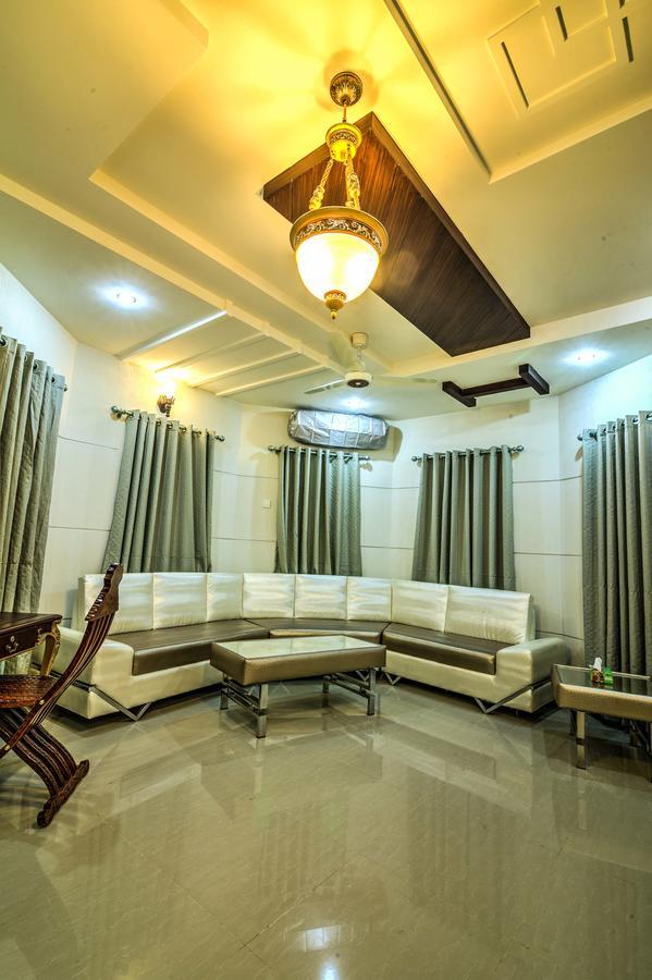Midway Hotel & Restaurant Sadiqabad Esterno foto