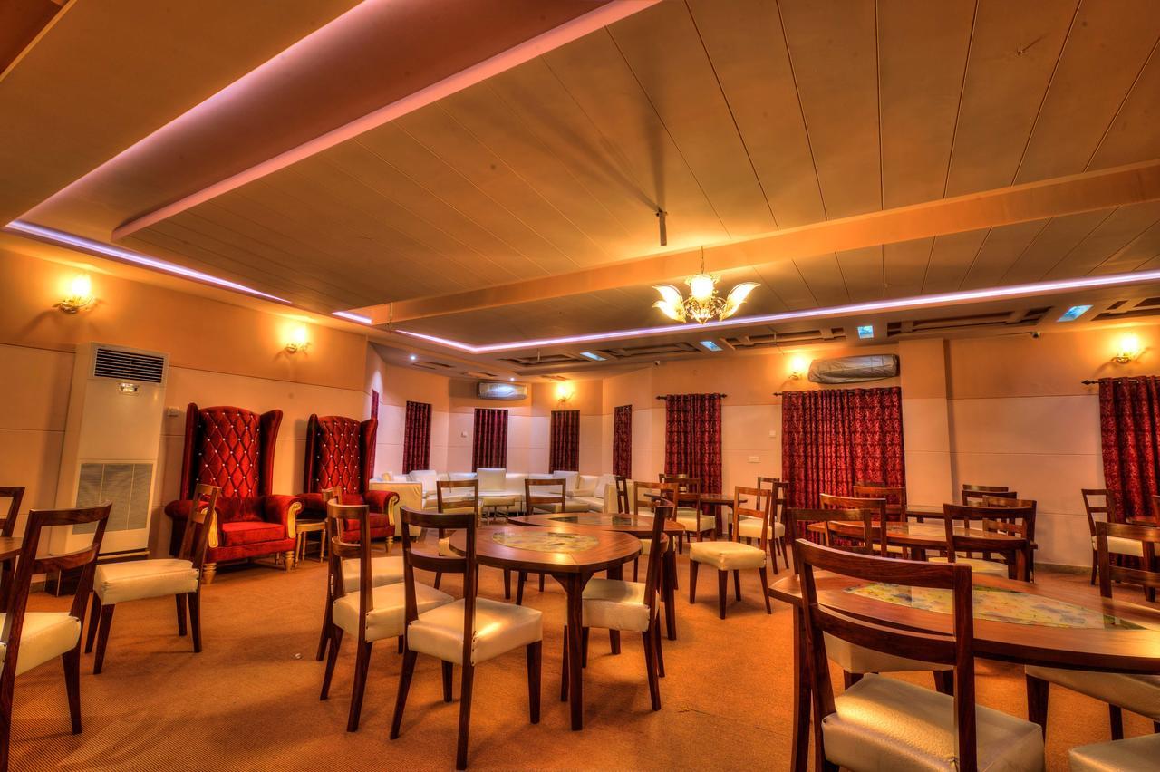 Midway Hotel & Restaurant Sadiqabad Esterno foto