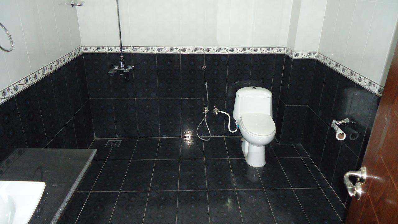 Midway Hotel & Restaurant Sadiqabad Esterno foto