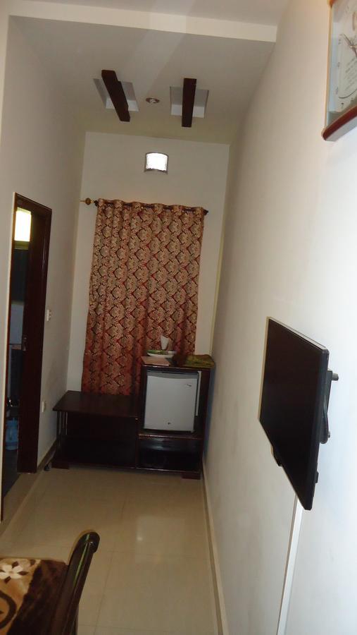 Midway Hotel & Restaurant Sadiqabad Esterno foto