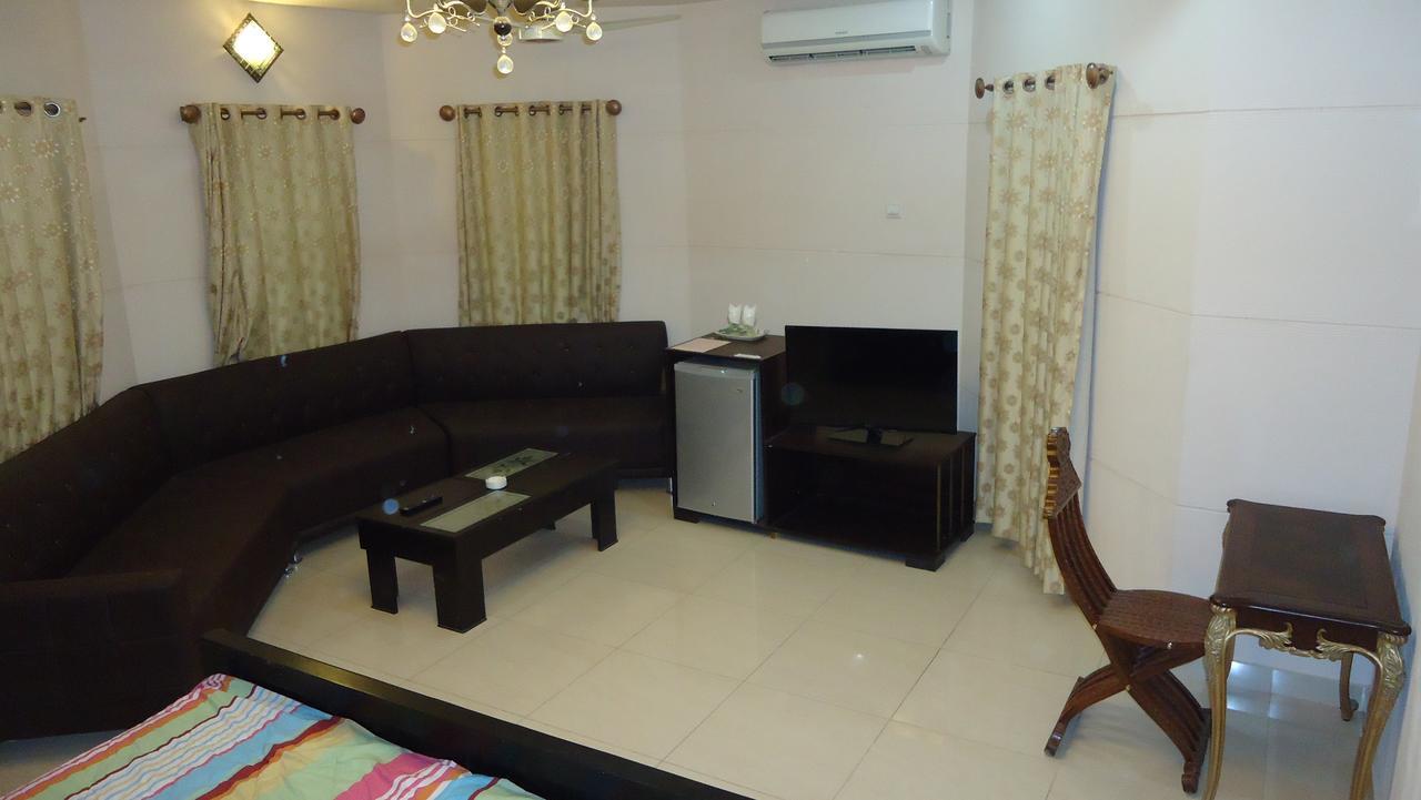 Midway Hotel & Restaurant Sadiqabad Esterno foto
