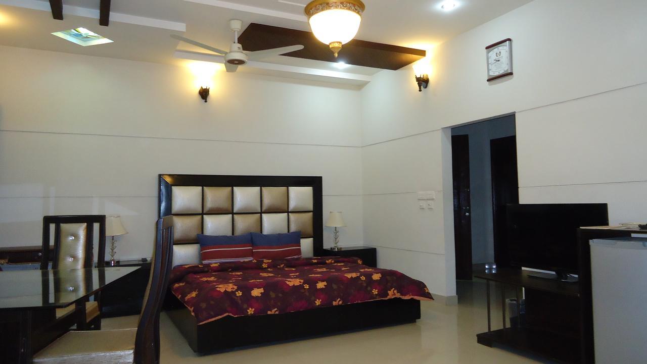 Midway Hotel & Restaurant Sadiqabad Esterno foto