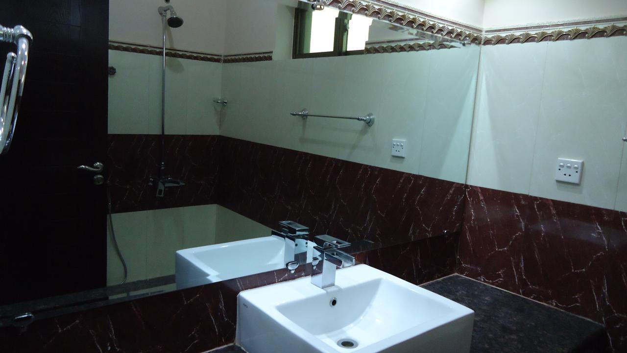 Midway Hotel & Restaurant Sadiqabad Esterno foto