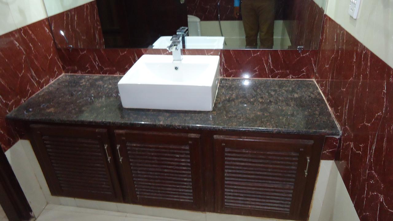 Midway Hotel & Restaurant Sadiqabad Esterno foto