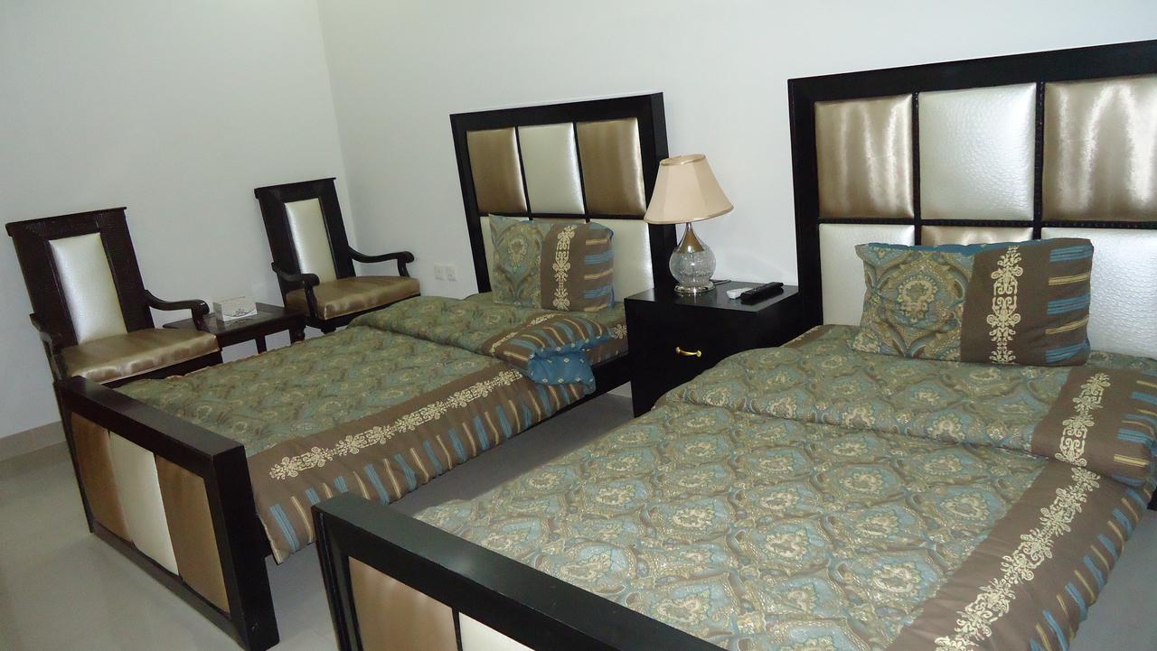 Midway Hotel & Restaurant Sadiqabad Esterno foto