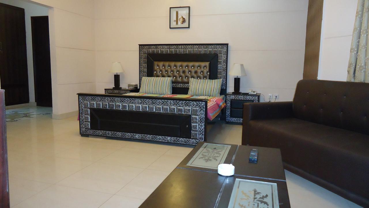 Midway Hotel & Restaurant Sadiqabad Esterno foto