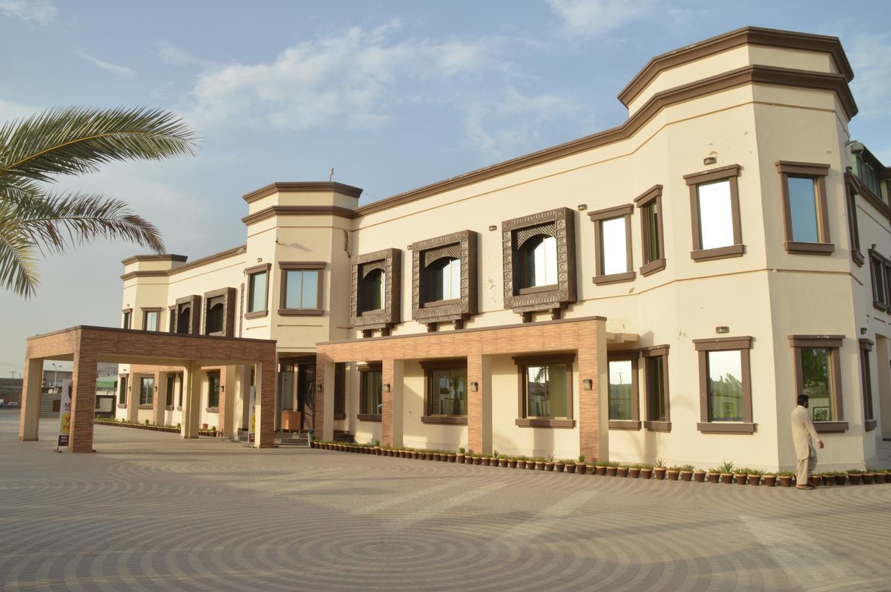 Midway Hotel & Restaurant Sadiqabad Esterno foto