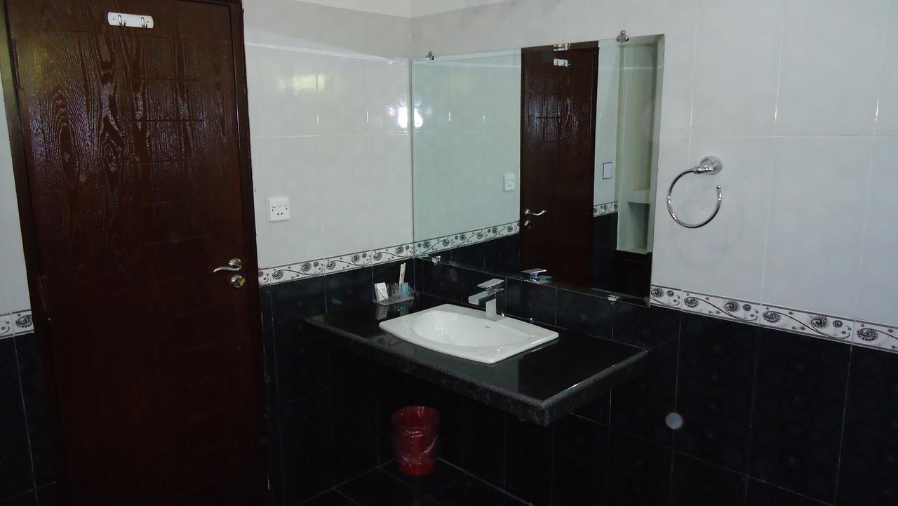 Midway Hotel & Restaurant Sadiqabad Esterno foto