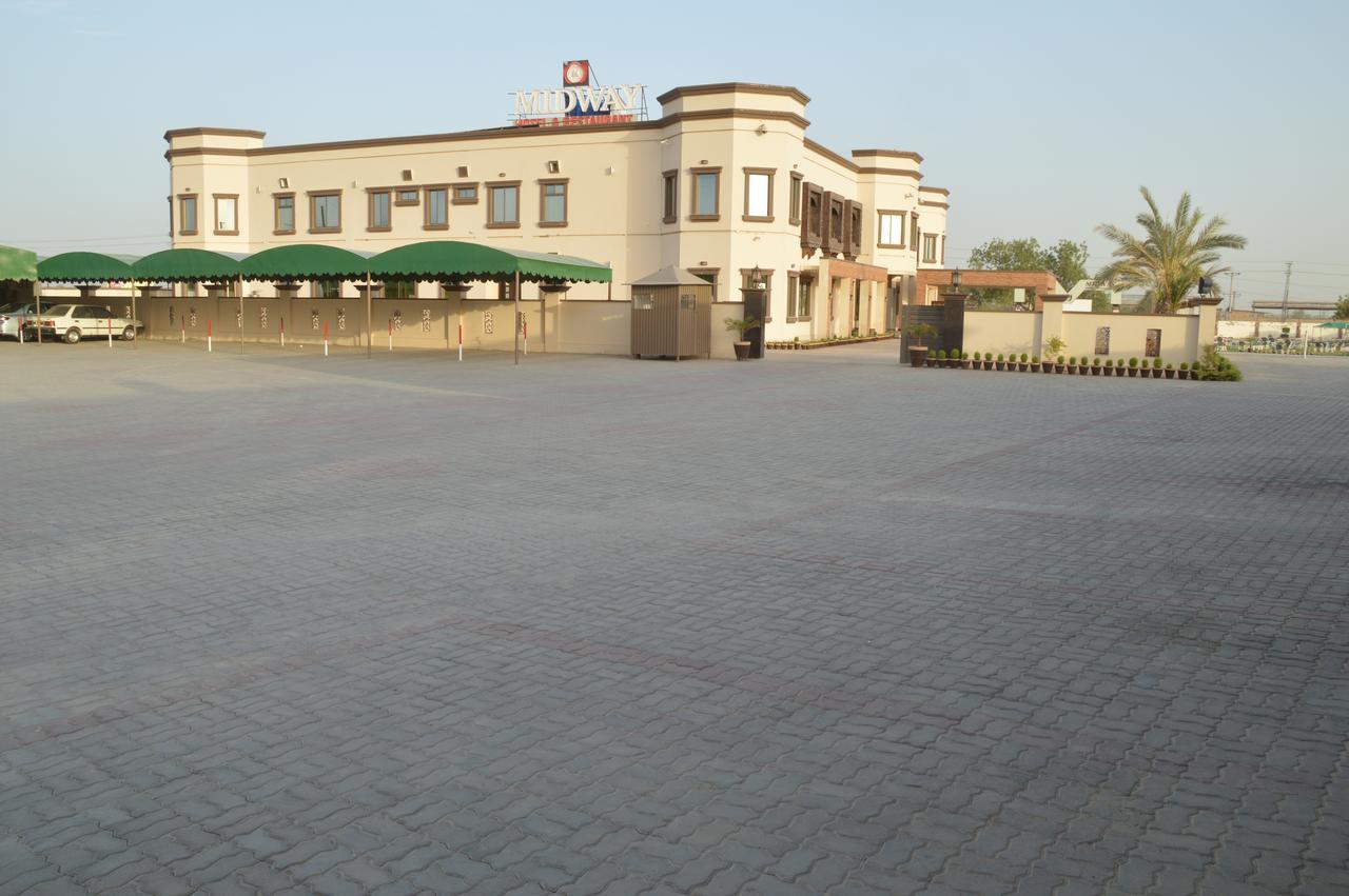 Midway Hotel & Restaurant Sadiqabad Esterno foto