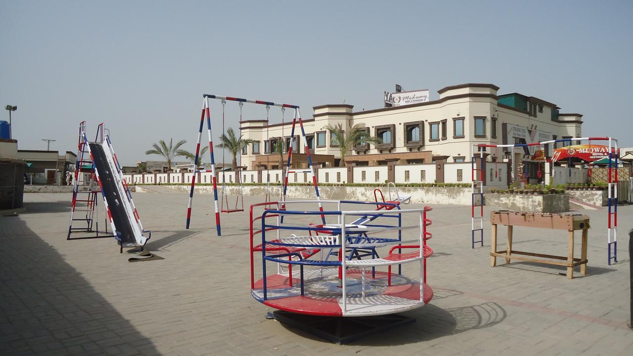 Midway Hotel & Restaurant Sadiqabad Esterno foto