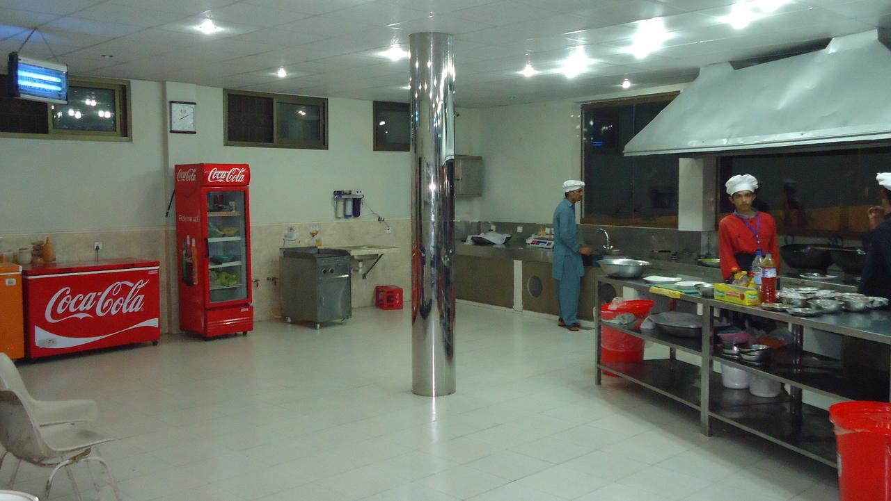 Midway Hotel & Restaurant Sadiqabad Esterno foto