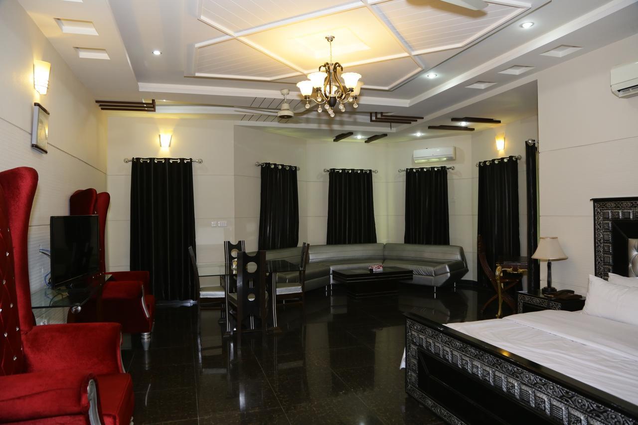 Midway Hotel & Restaurant Sadiqabad Esterno foto