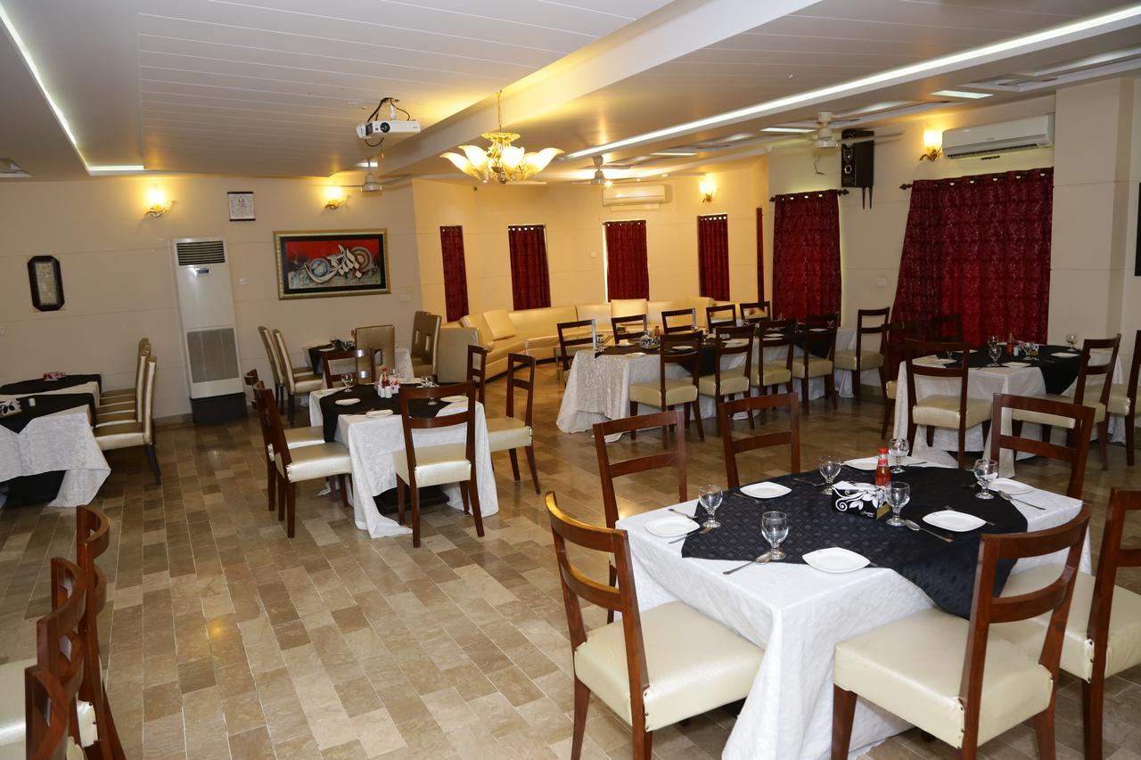 Midway Hotel & Restaurant Sadiqabad Esterno foto