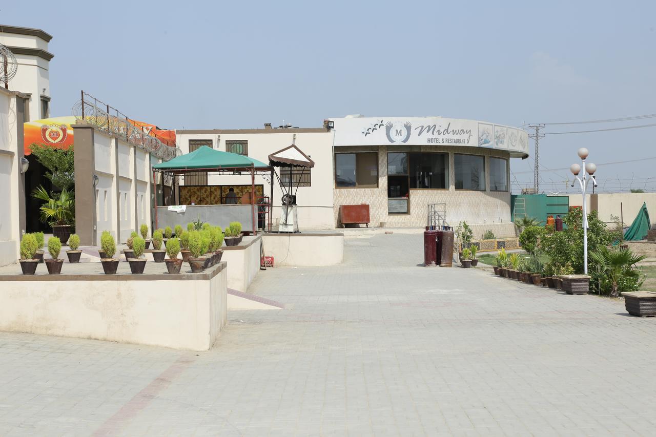 Midway Hotel & Restaurant Sadiqabad Esterno foto