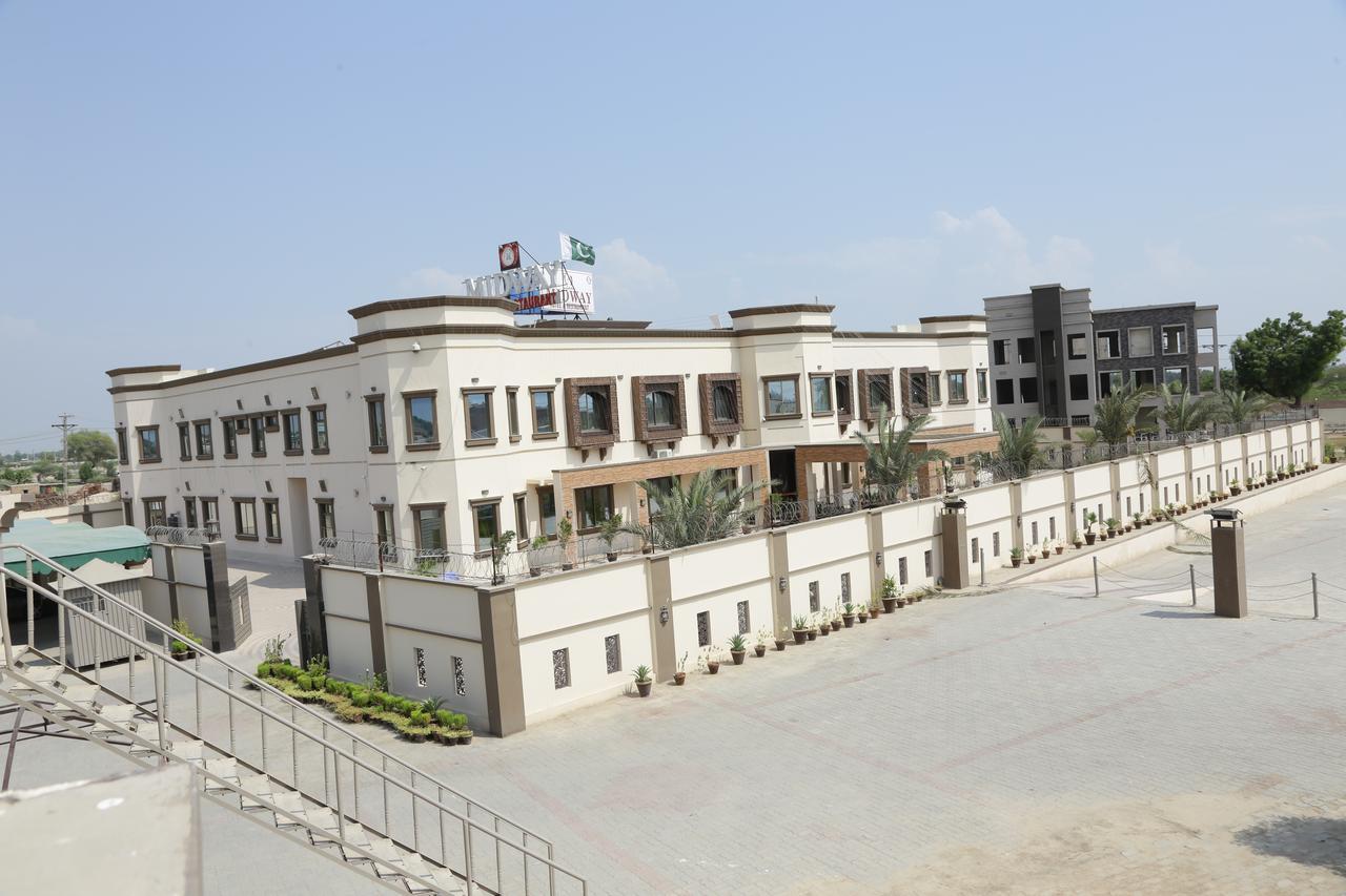 Midway Hotel & Restaurant Sadiqabad Esterno foto