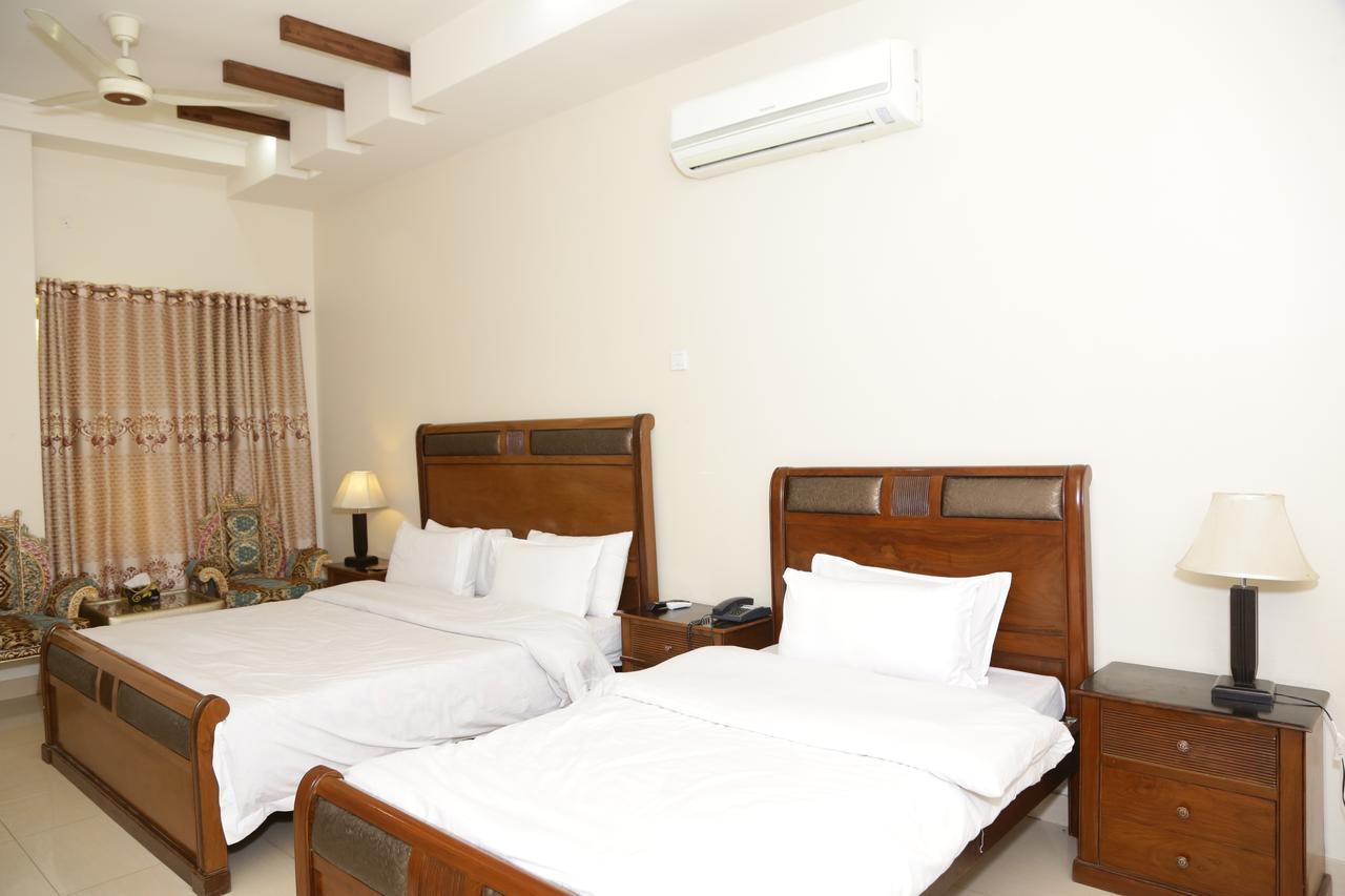 Midway Hotel & Restaurant Sadiqabad Esterno foto