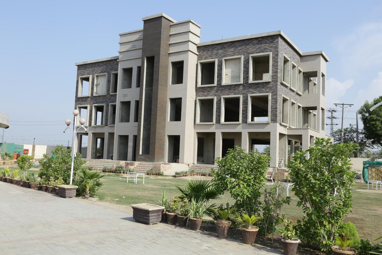 Midway Hotel & Restaurant Sadiqabad Esterno foto