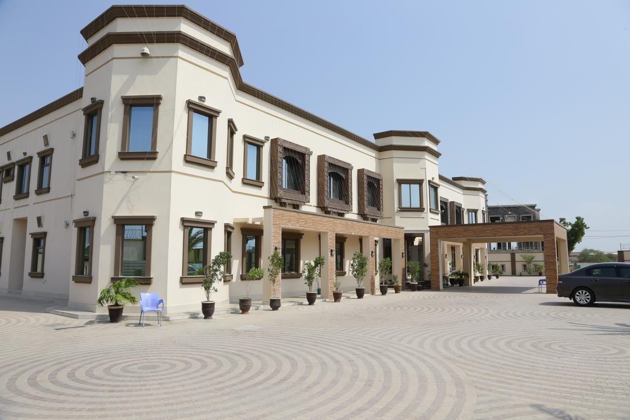 Midway Hotel & Restaurant Sadiqabad Esterno foto