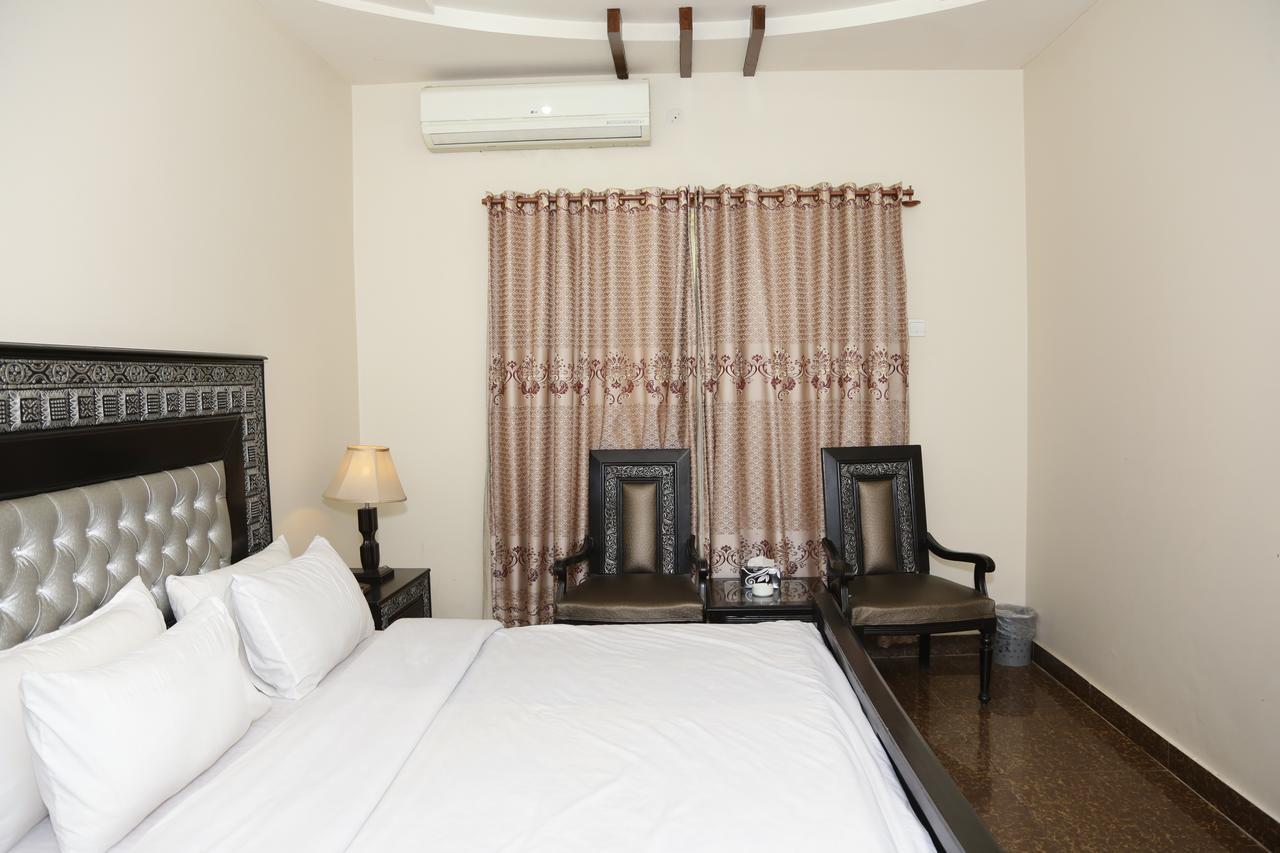 Midway Hotel & Restaurant Sadiqabad Esterno foto