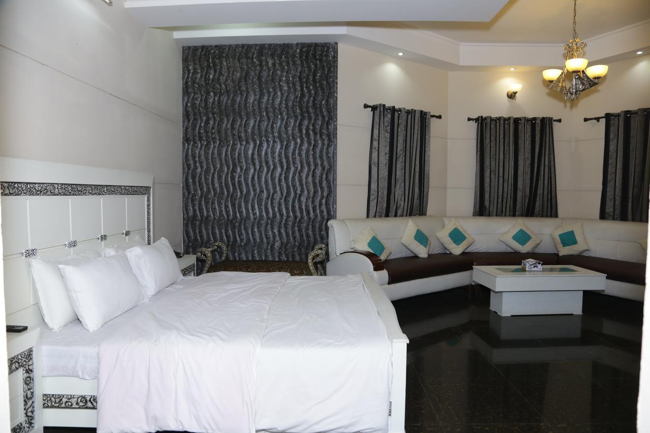 Midway Hotel & Restaurant Sadiqabad Esterno foto