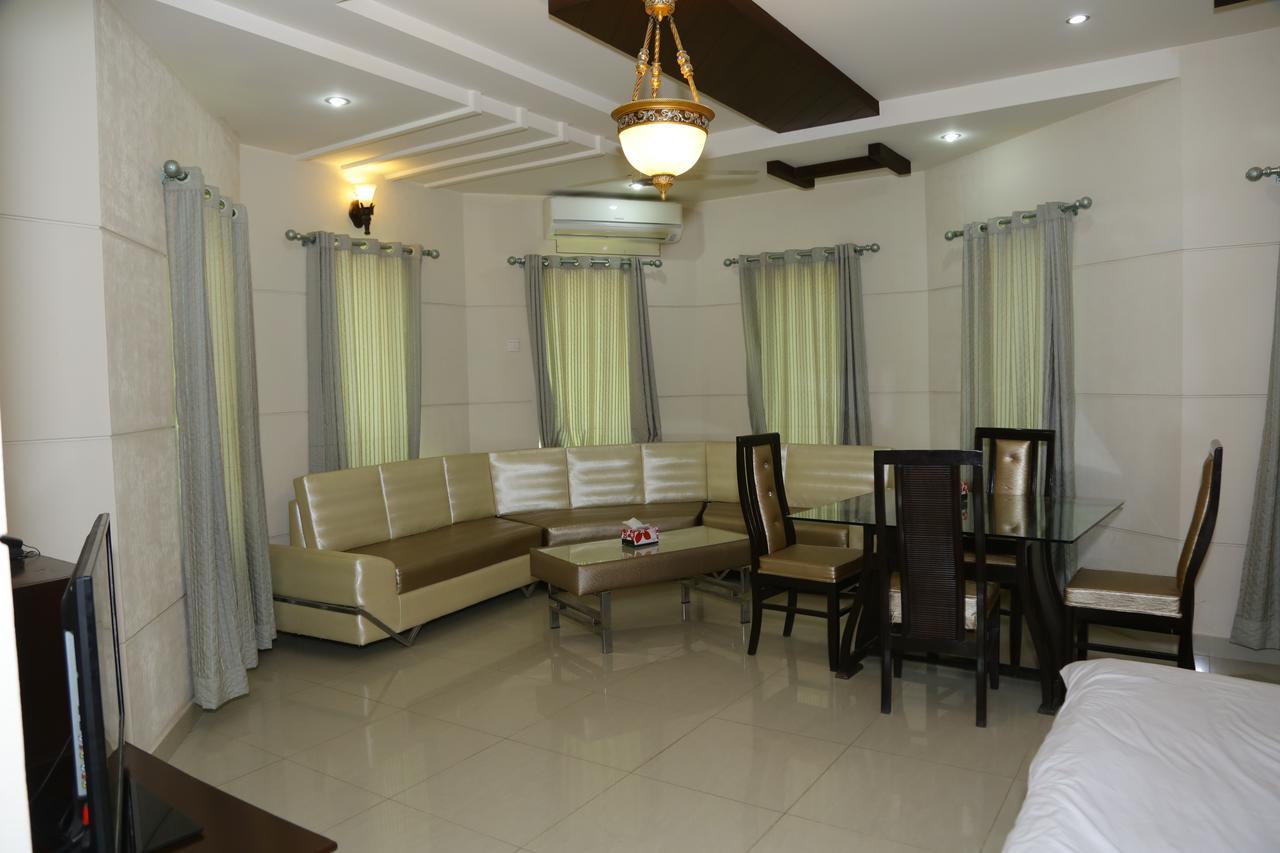 Midway Hotel & Restaurant Sadiqabad Esterno foto