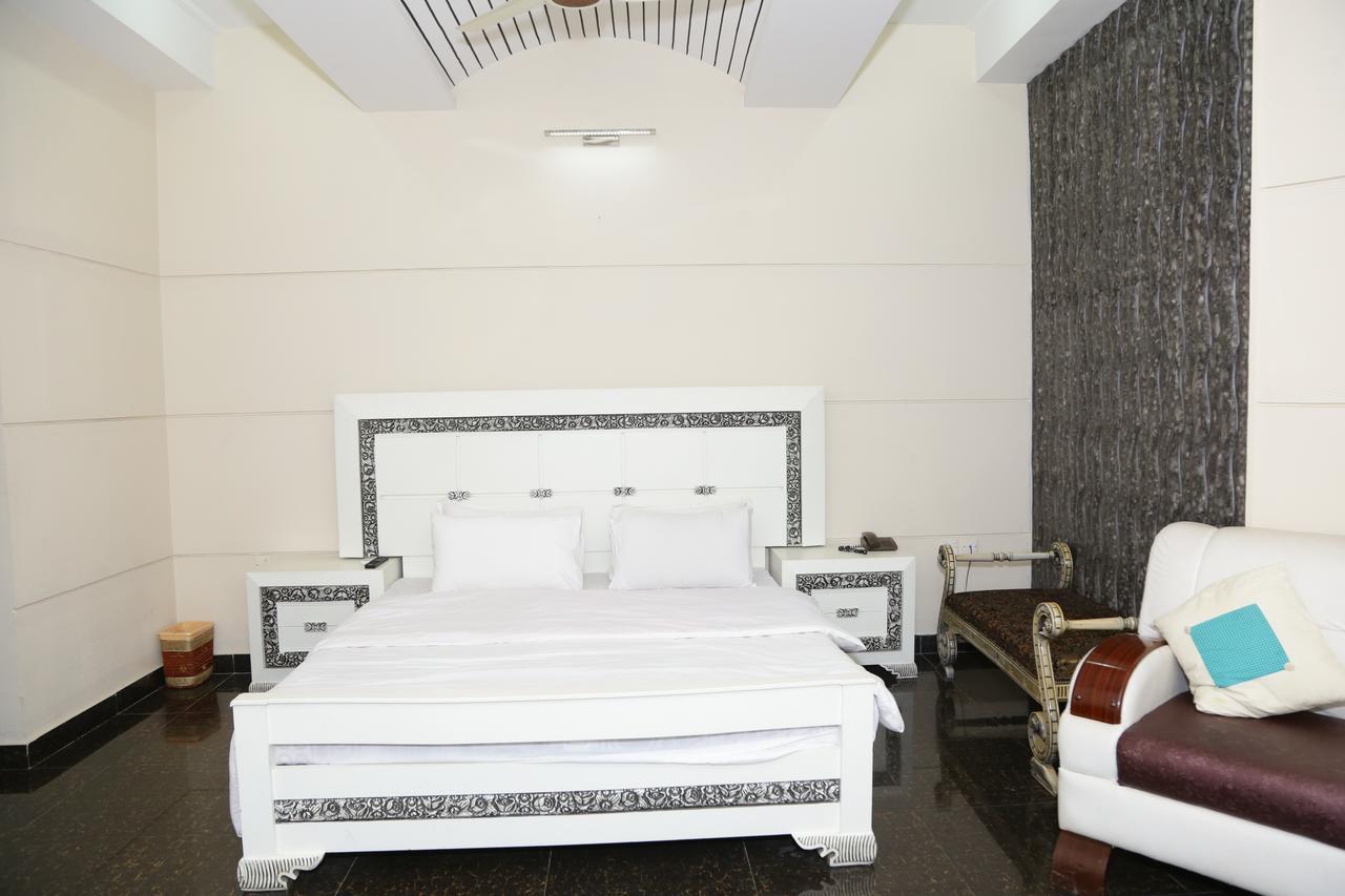 Midway Hotel & Restaurant Sadiqabad Esterno foto