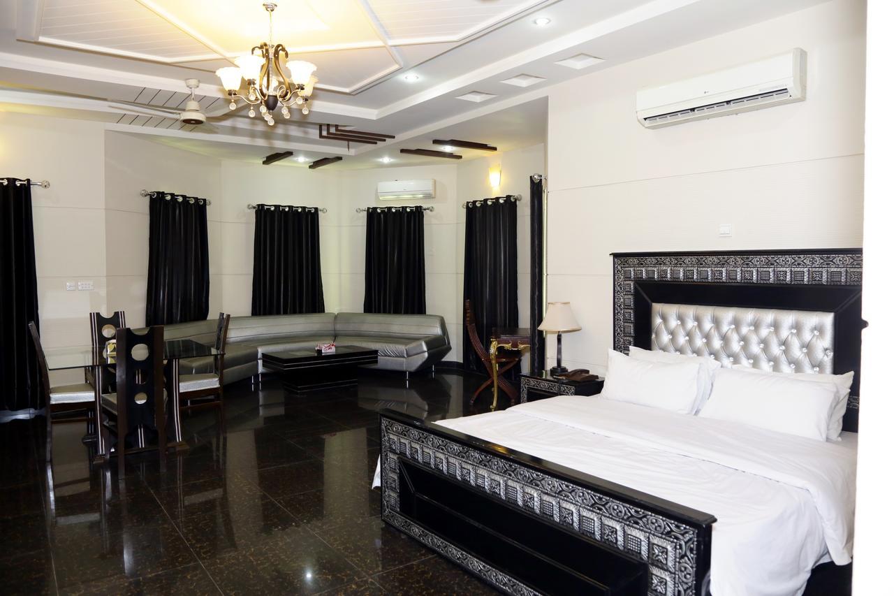 Midway Hotel & Restaurant Sadiqabad Esterno foto